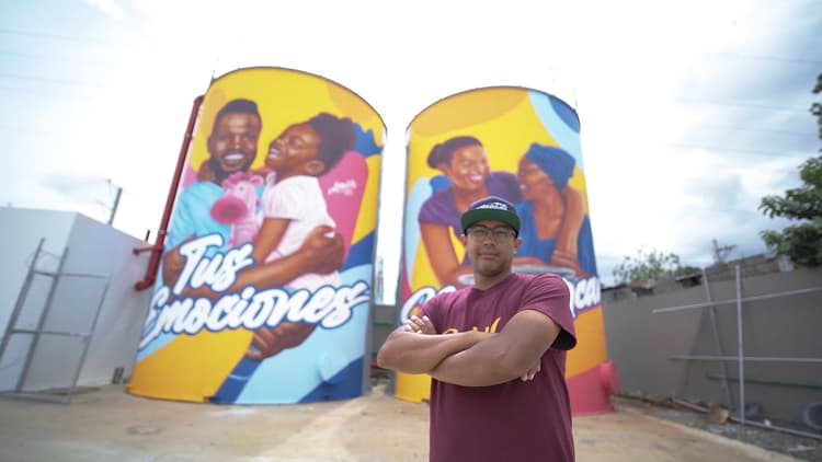 Sirena Los Alcarrizos exhibe mural de Angurria en el exterior de la tienda